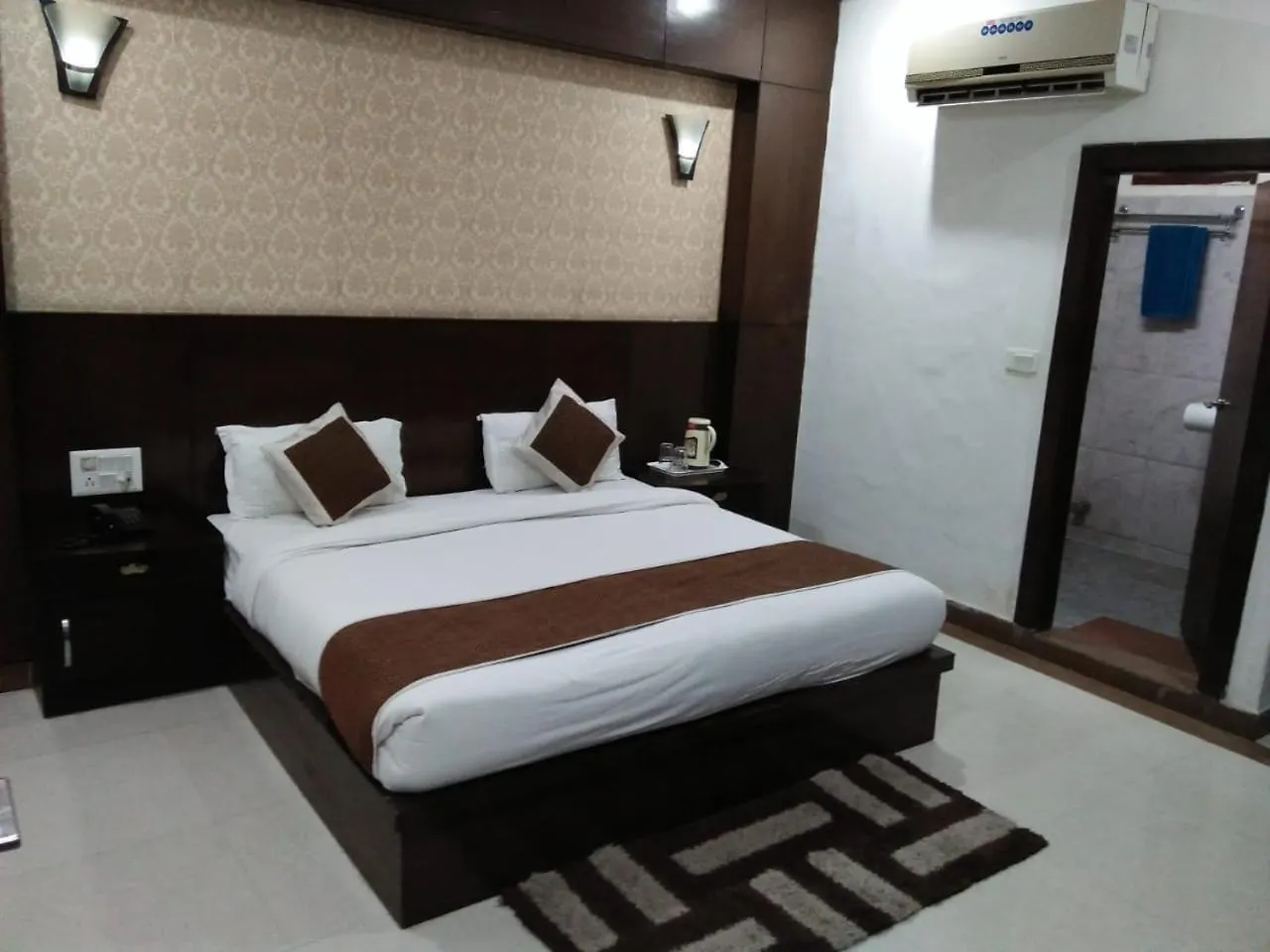 Hotel Agra Dazzling East Gate India